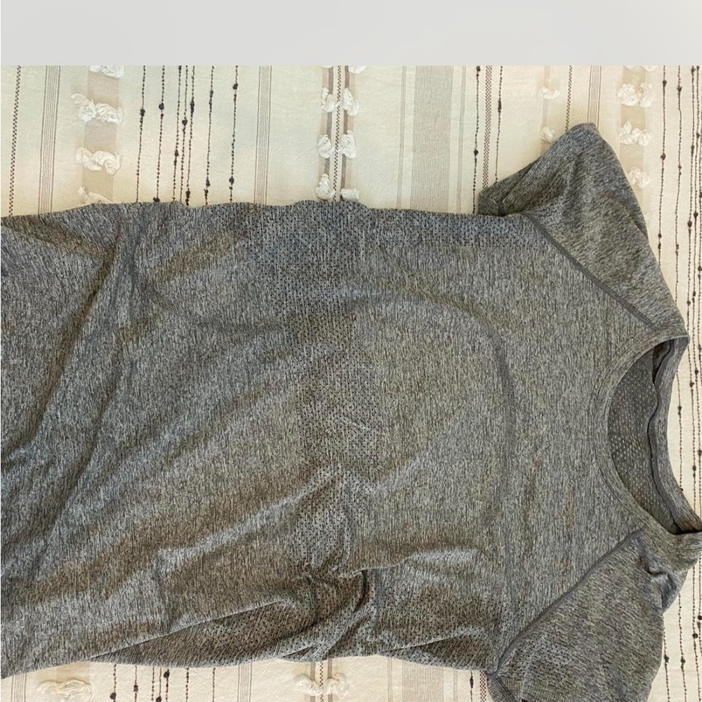 lululemon athletica Heathered Gray Short Sleeve Top